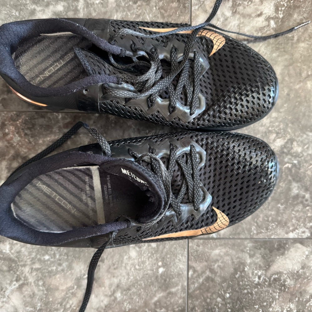 Nike Men's Black and Gold Athletic Shoes